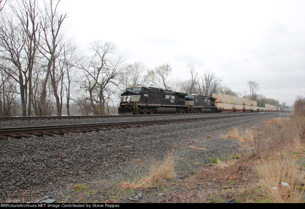 NS 4453 on the point of train 25P